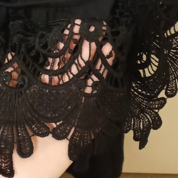 Lacy off the shoulder blouse - Picture 3 of 3